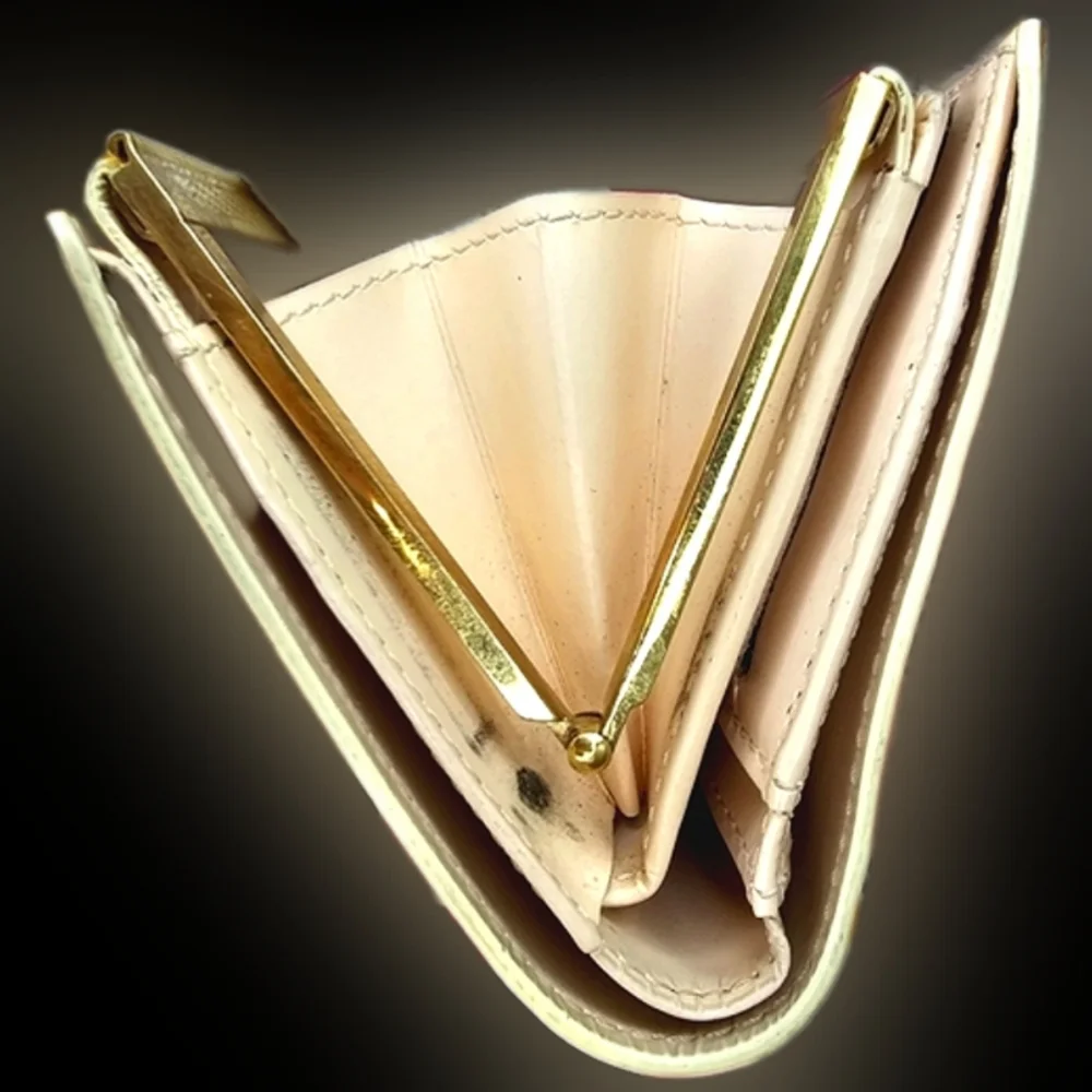 🏵Louis Vuitton Vernis Kisslock Wallet Yellow Beige Porto Monnaie Biennois🏵